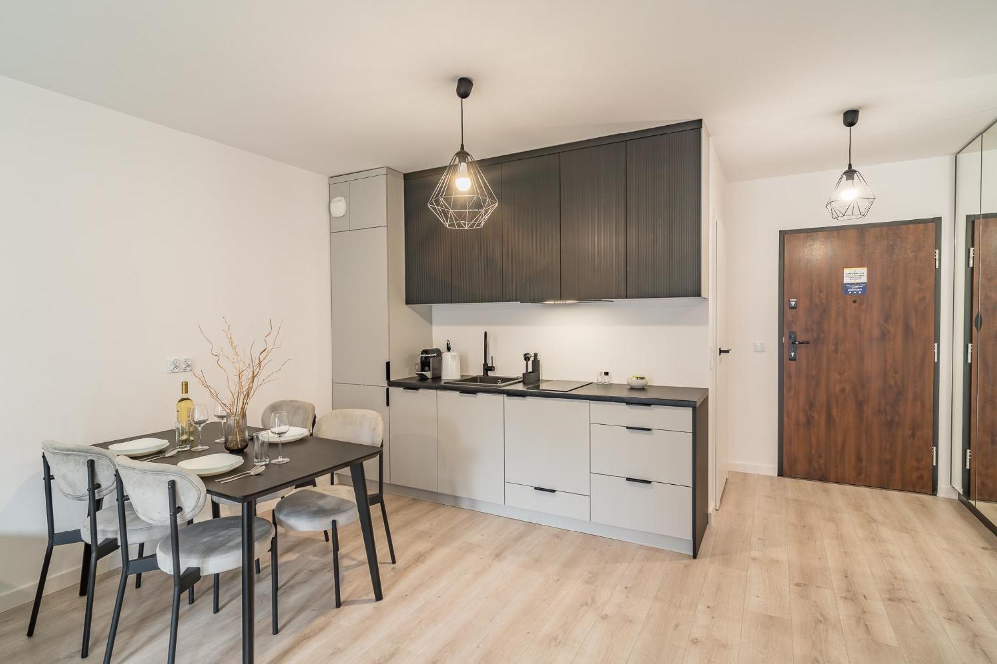 Grzegorzki - Balcony, Ac, Shops&tram Nearby - By Rentujemy Apartment